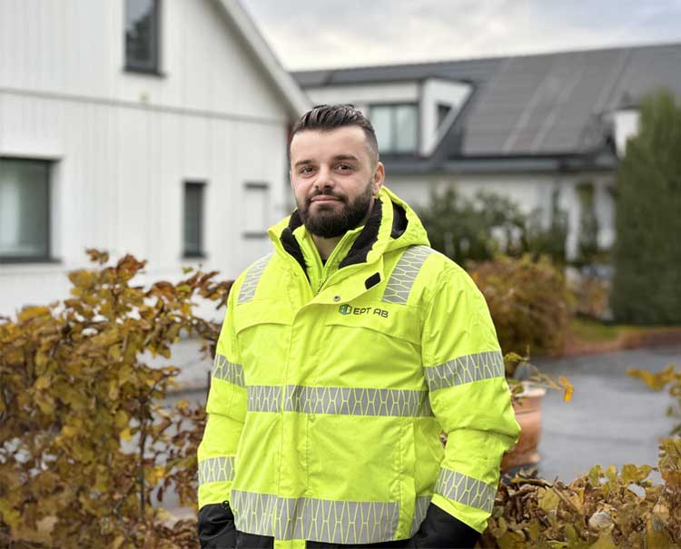 En arbetare hos Entreprenadprojekt Täby AB