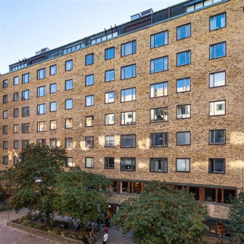 Ett lägenhetshus i tegel