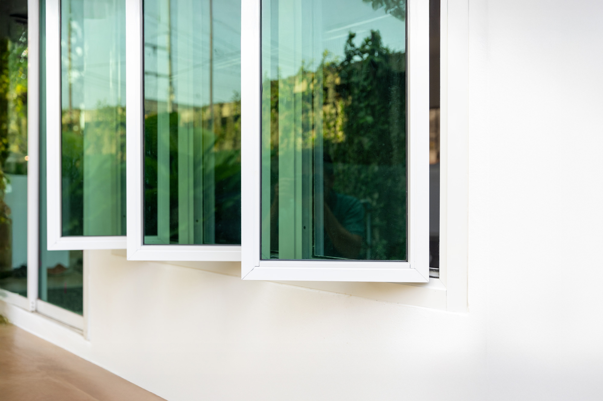 En kvninna står vid sin terass