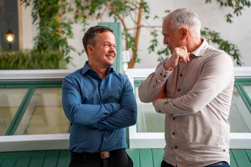 Två kollegor har en diskussion